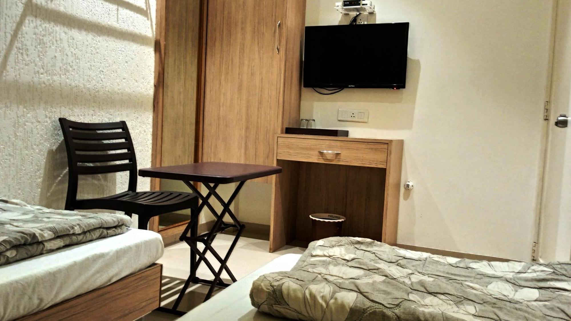Hotel Ramniwas Jalgaon Exteriör bild