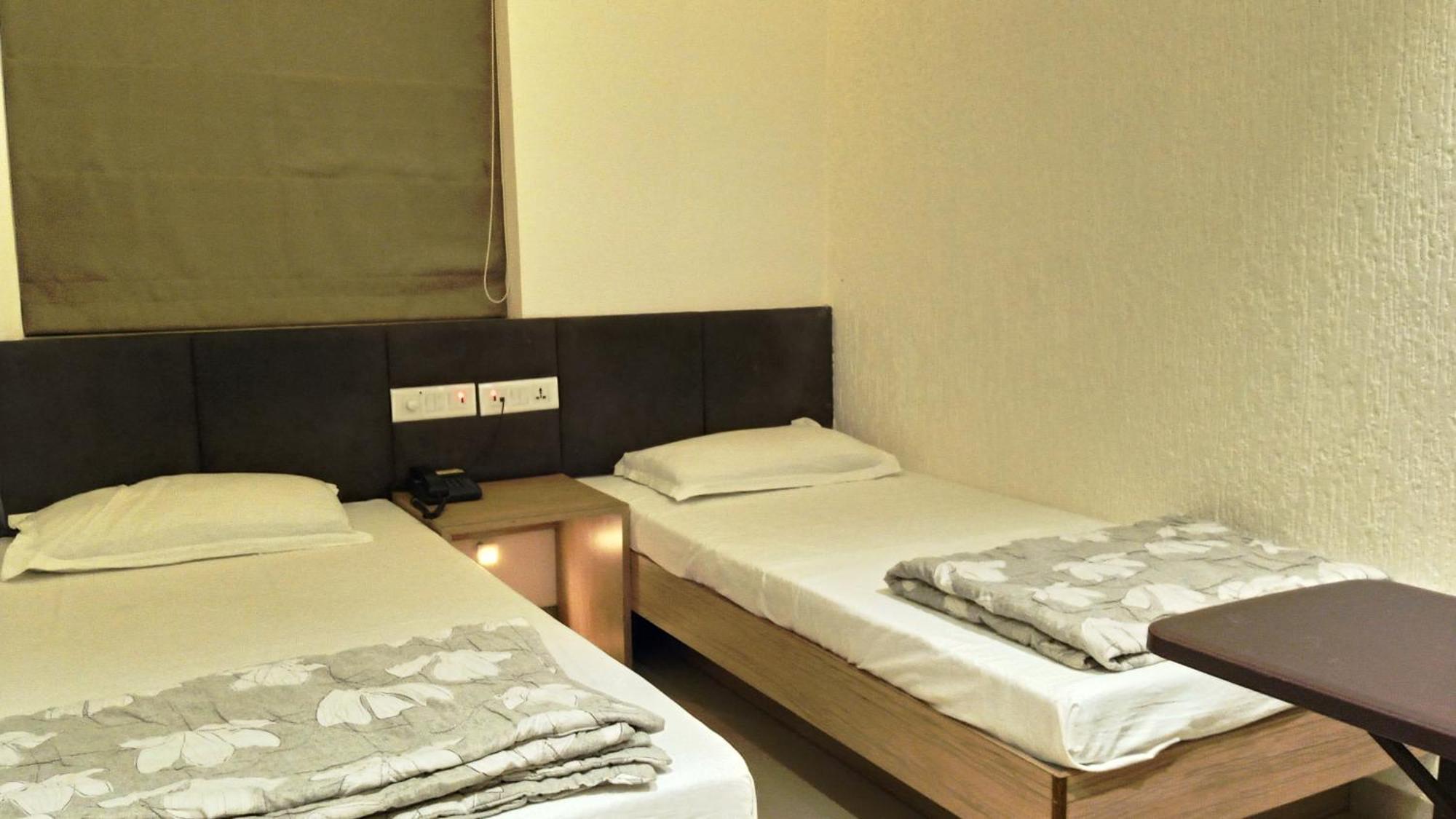 Hotel Ramniwas Jalgaon Exteriör bild