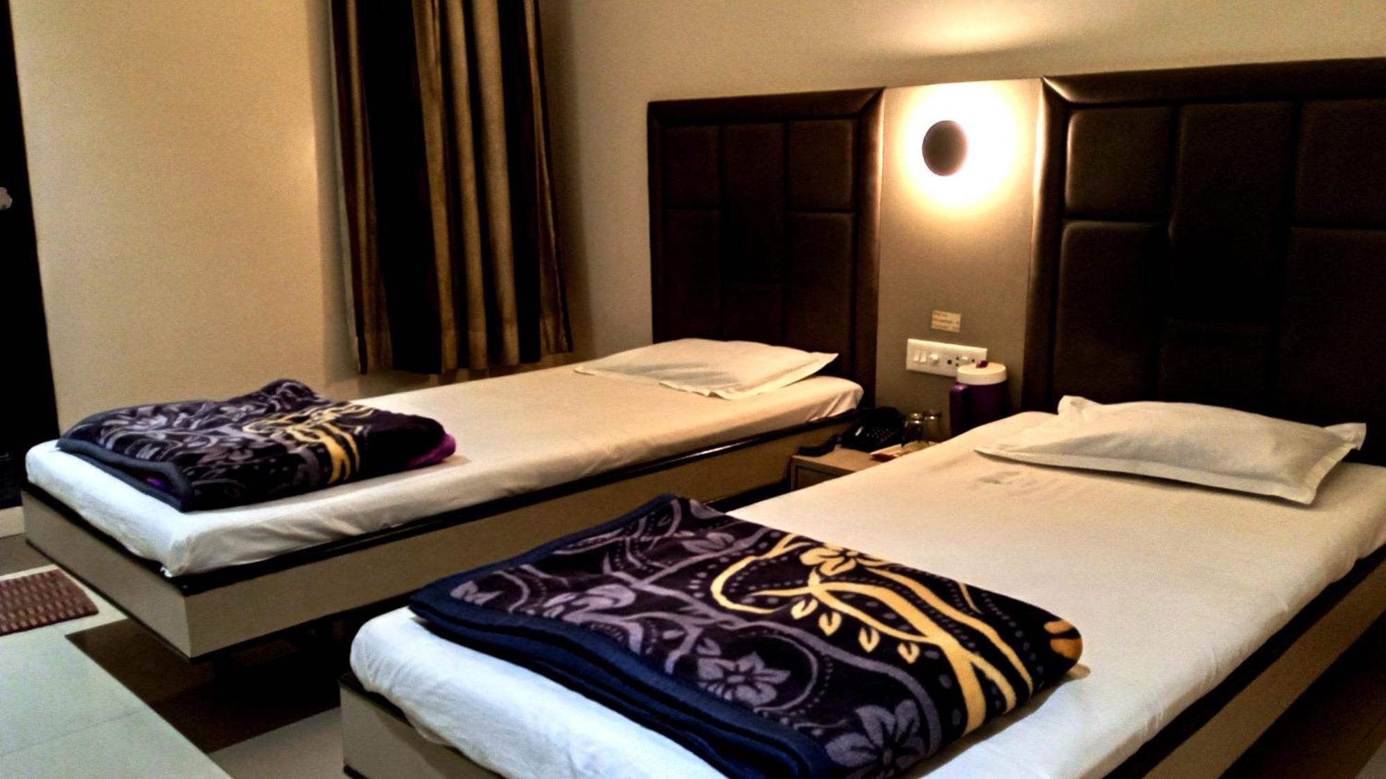 Hotel Ramniwas Jalgaon Exteriör bild