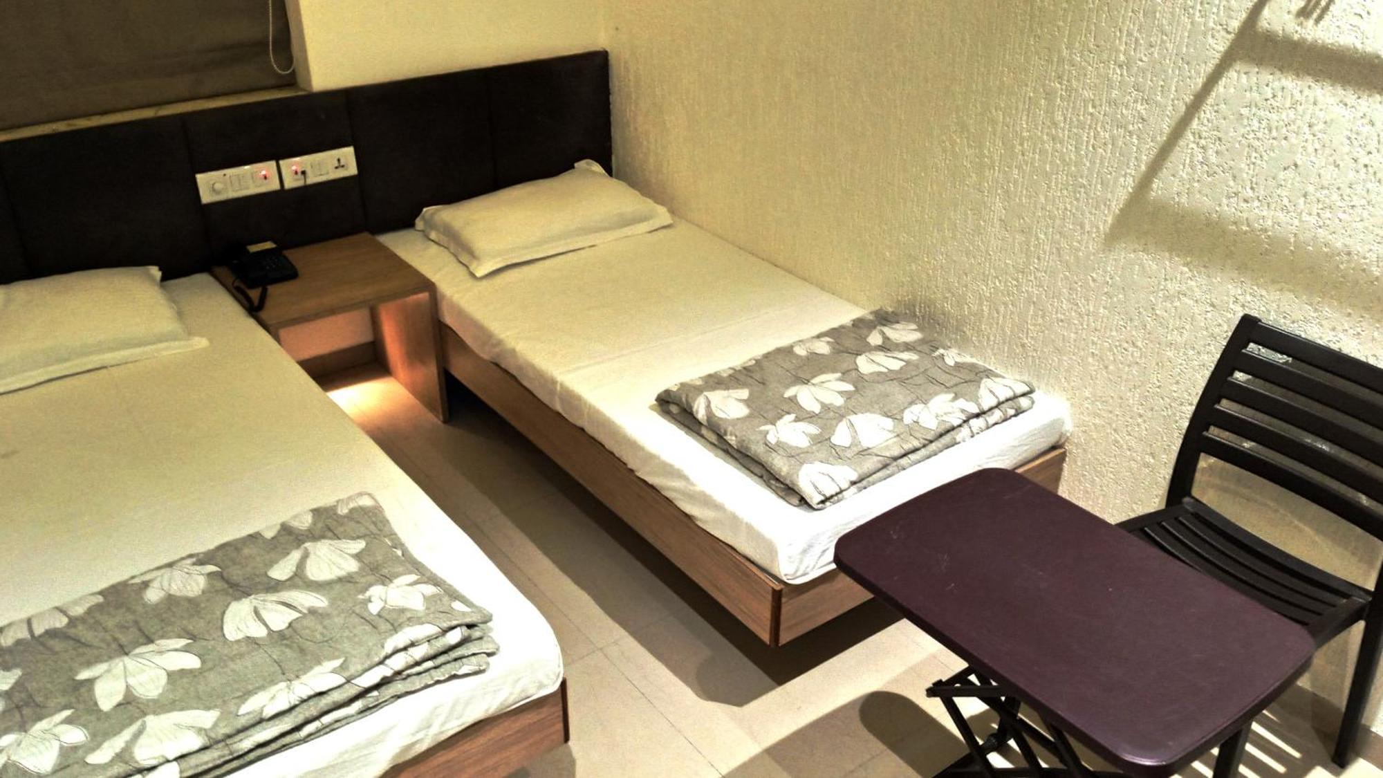 Hotel Ramniwas Jalgaon Exteriör bild