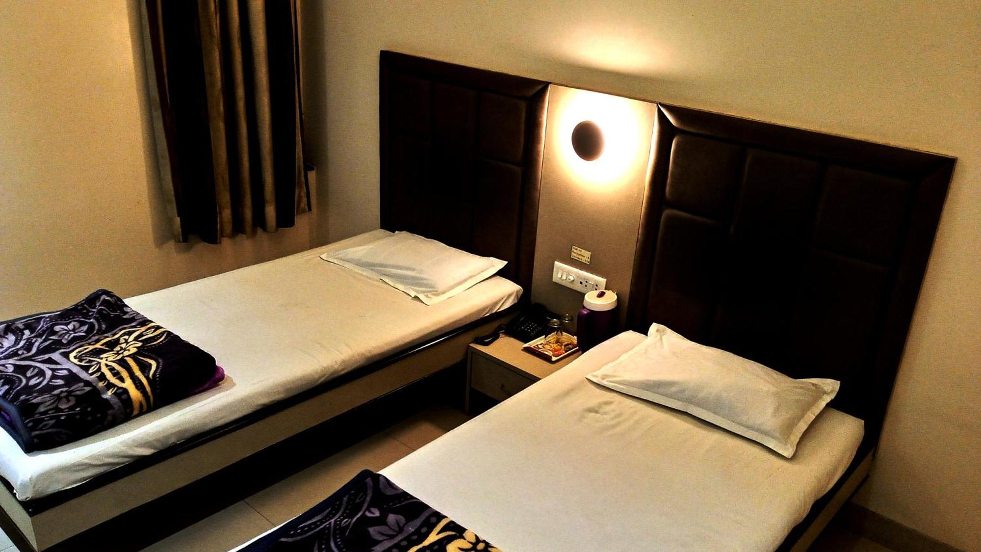 Hotel Ramniwas Jalgaon Exteriör bild