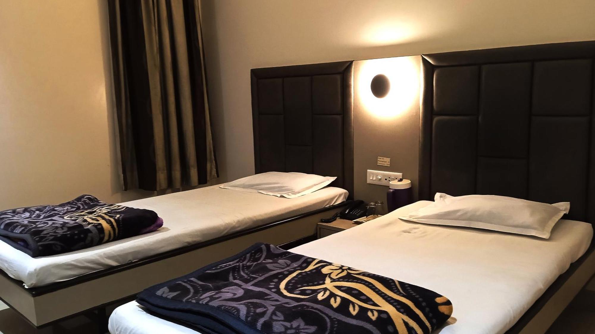 Hotel Ramniwas Jalgaon Exteriör bild